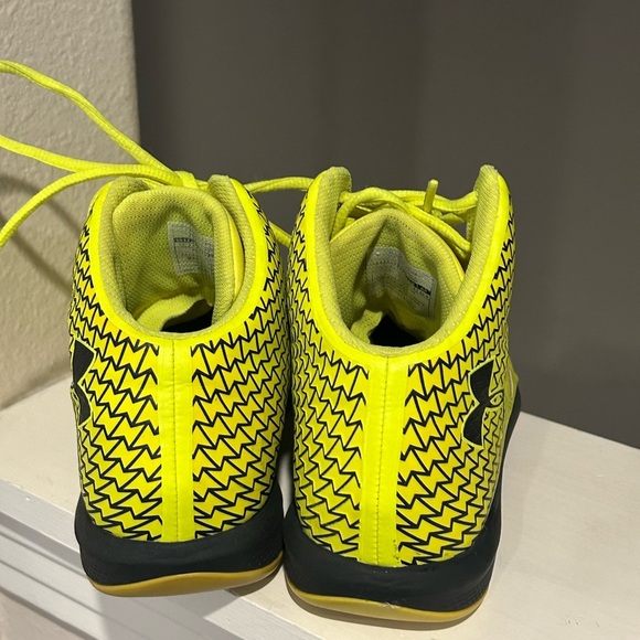 Under Armour Youth Size 5Y US 1251664-731 Clutch fit Lightning Basketball - Picture 9 of 9